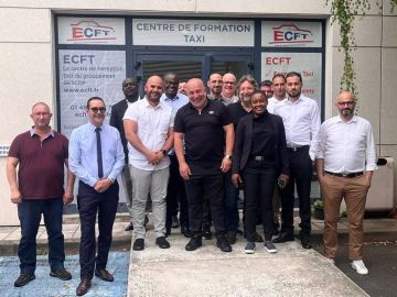 ♦️ Tous nos vœux de réussite à cette belle 33ème promotion de chauffeurs(e) de taxis qui passeront l’admissibilité les 27 et 29 juin! 🔷
#taxi #taxiparis...